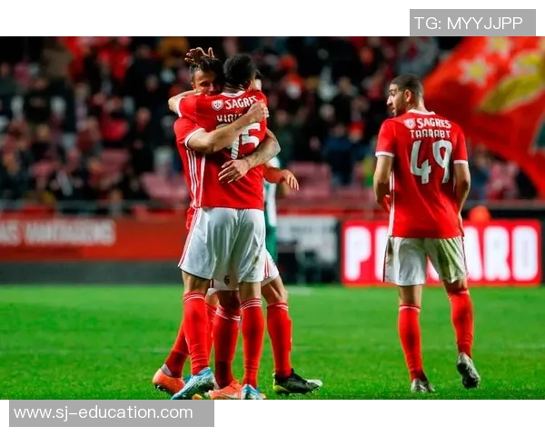 足总杯激战：拜仁逆转本菲卡上演惊心动魄的帽子戏法盛宴